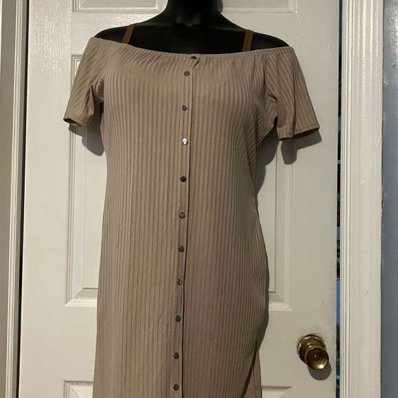 NWT Off The Shoulder Dress. - Picture 3 of 5